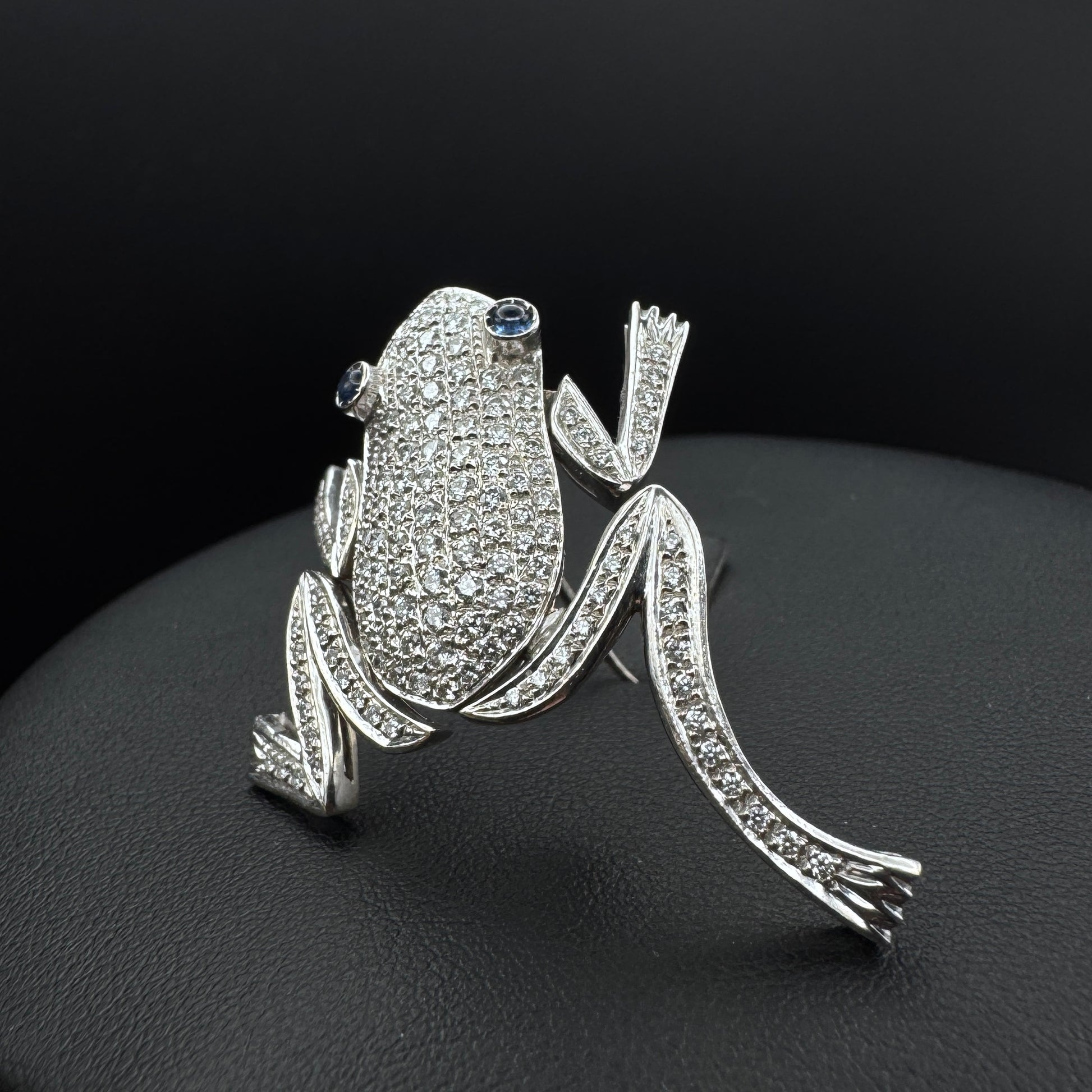 Vintage „Frog“ Diamonds Movable White Gold Brooch