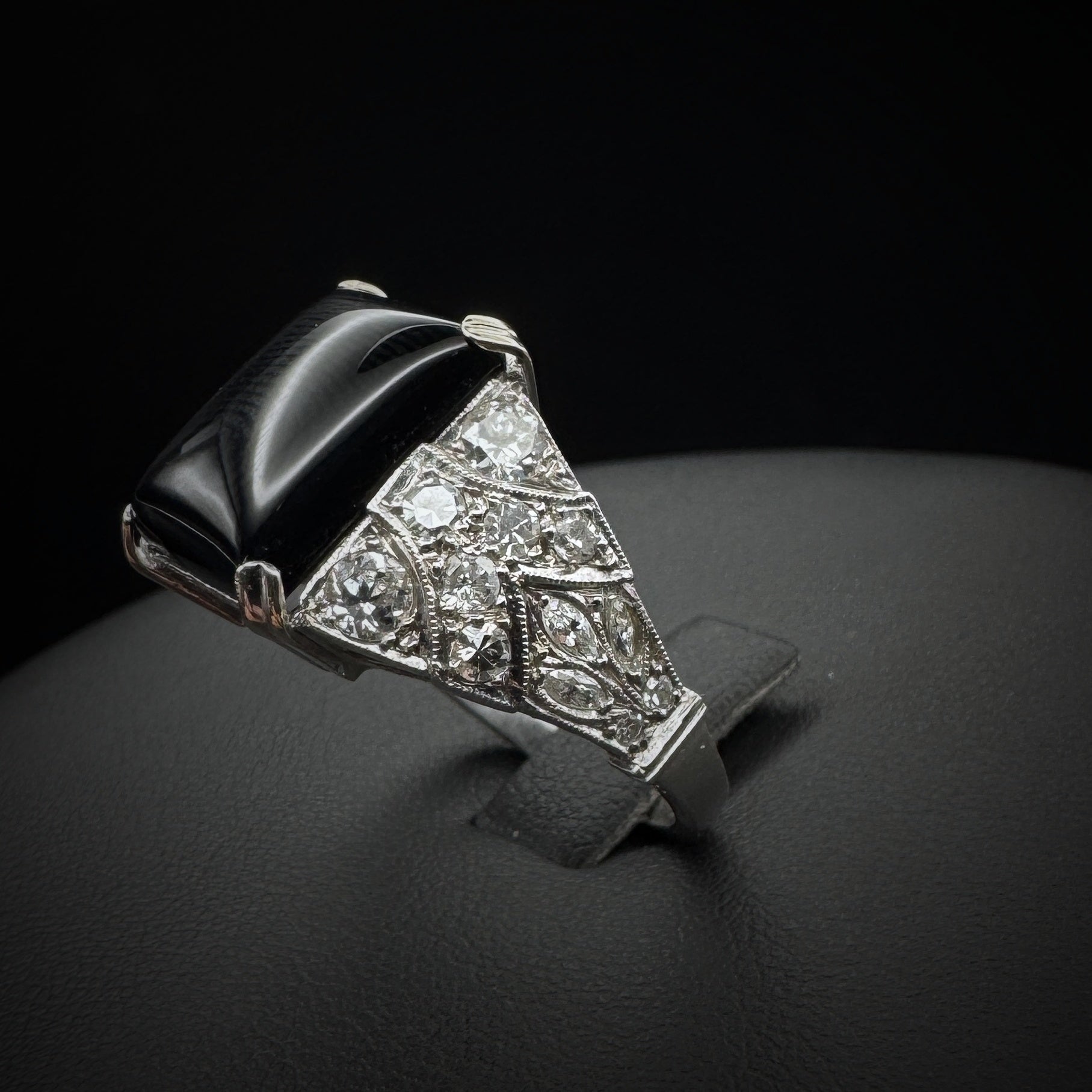 Art Deco Onyx & Diamonds Men´s Platinum Ring