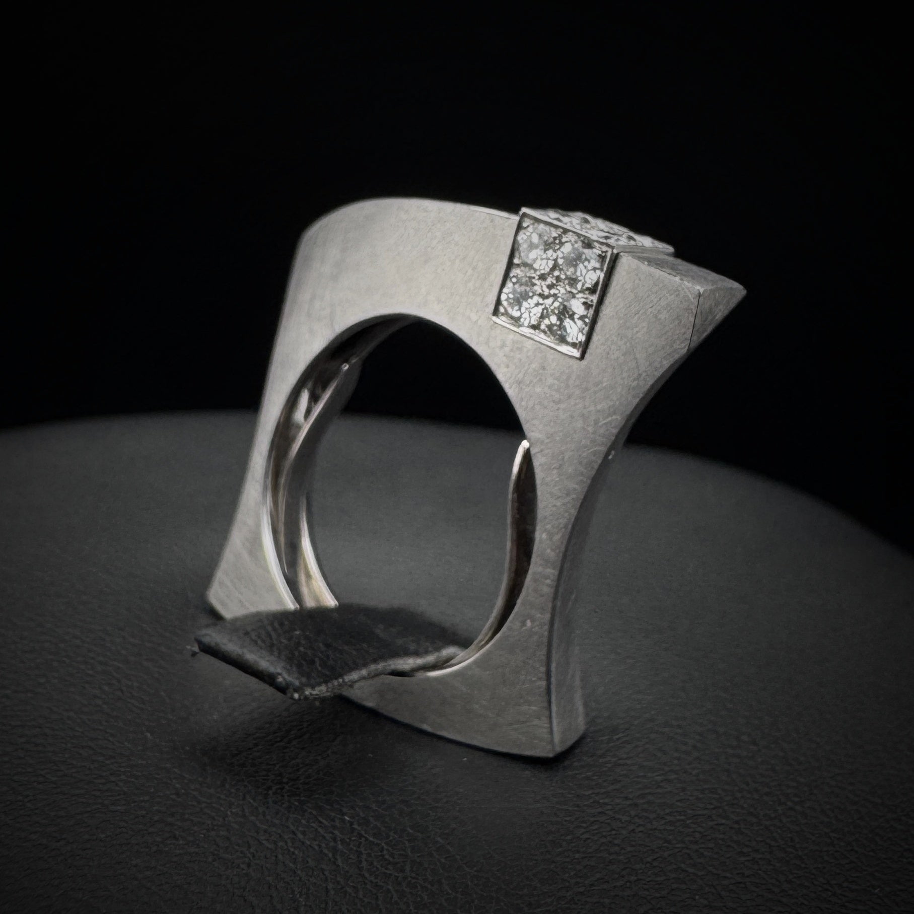 Vintage "Sculptural" Diamonds Gold Ring